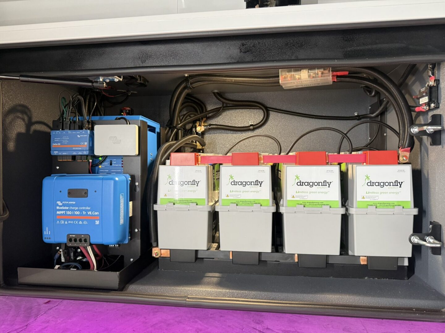 Battery storage system with inverter and connections.